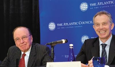 2008年，布萊爾與默多克在美國(guó)參加一國(guó)際會(huì)議。