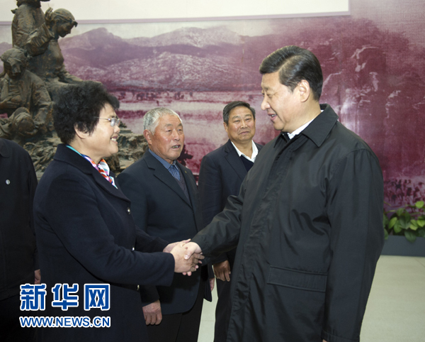 25日上午，習(xí)近平在臨沂華東革命烈士陵園參觀沂蒙精神展并會(huì)見(jiàn)當(dāng)?shù)叵冗M(jìn)模范和當(dāng)年支前模范后代代表。