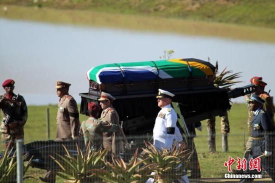 圖為南非海、陸、空三軍首腦為曼德拉護靈。宋方燦 攝