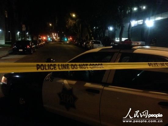 縱火案件發(fā)生在1月1日晚9時(shí)25分，舊金山當(dāng)?shù)鼐胶拖绬T幾分鐘內(nèi)趕到事故現(xiàn)場，并迅速撲滅了火情。記者1日晚趕到現(xiàn)場時(shí)，領(lǐng)館正門所在區(qū)域已經(jīng)被警察封鎖。