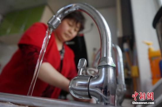 圖為4月13日,蘭州市七里河區(qū)居民李大媽用自來(lái)水洗菜。楊艷敏 攝