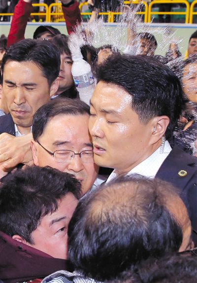 17日，鄭烘原（中）會(huì)見(jiàn)乘客家屬時(shí)，遭到家屬辱罵、潑水。