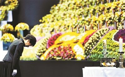 4月29日，韓國總統(tǒng)樸槿惠為“歲月”號(hào)沉沒客輪死難者默哀圖片/IC