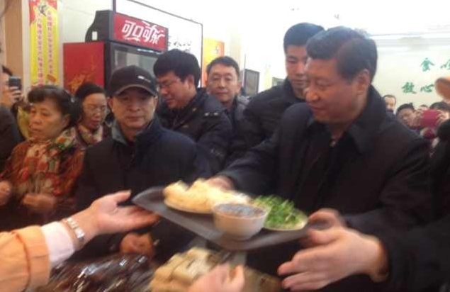 習(xí)近平周末現(xiàn)身包子鋪 排隊(duì)購(gòu)買(mǎi)平易近人