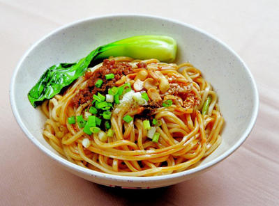 曬家鄉(xiāng)美食 網(wǎng)友：讓不讓人吃方便面了？