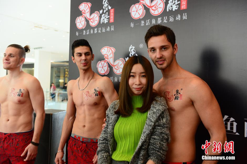 餐廳用性感男模當服務(wù)員 半裸服務(wù)吸引女性顧客