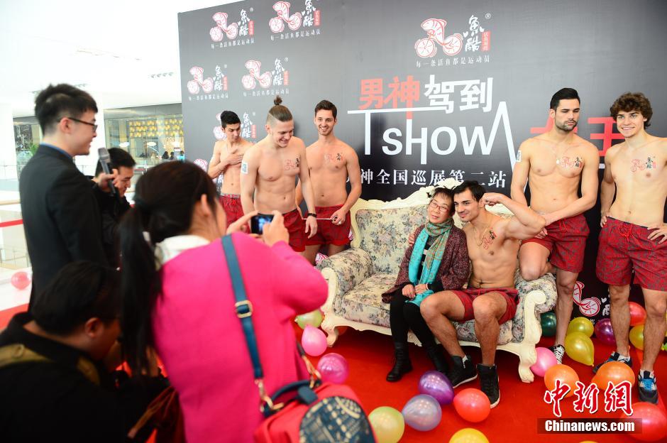 餐廳用性感男模當服務(wù)員 半裸服務(wù)吸引女性顧客