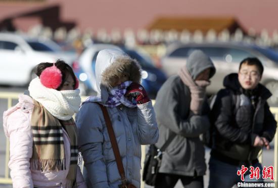 　12月23日，京城迎來(lái)今年入冬以來(lái)最冷的時(shí)刻。受今年以來(lái)最強(qiáng)冷空氣影響，京城迎來(lái)入冬以來(lái)幅度最大的