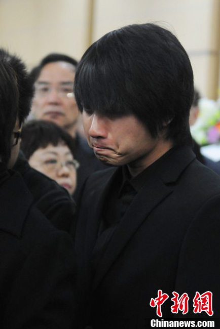 韓寒到場(chǎng)痛哭流淚。