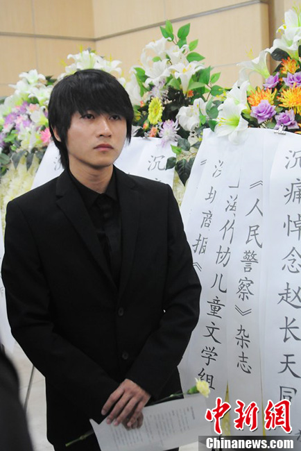 韓寒到場(chǎng)痛哭流淚。