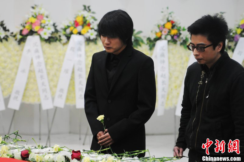 韓寒到場(chǎng)痛哭流淚。