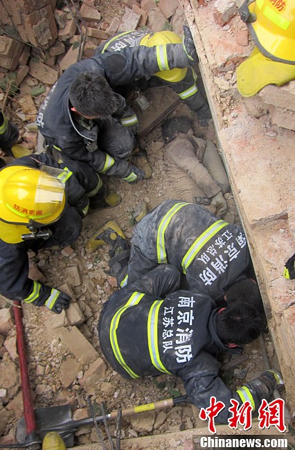 圖為南京消防隊員找到被埋工人。中新社發(fā) 梅亮 攝