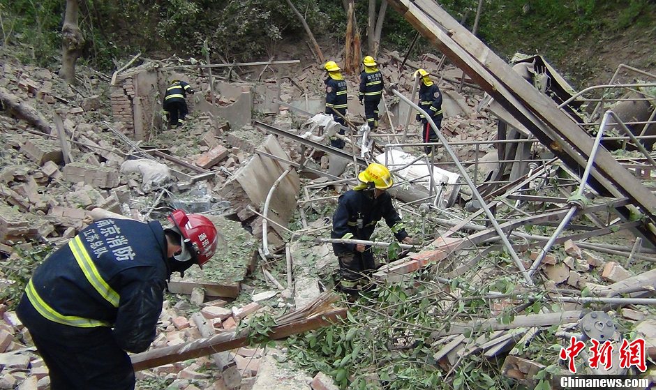 圖為南京消防隊員在現(xiàn)場搜救。中新社發(fā) 梅亮 攝