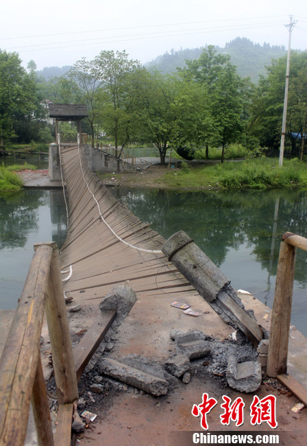 5月1日晚9點(diǎn)10分左右，湖南省鳳凰縣沱江鎮(zhèn)棉寨村距縣城3公里處桃花島篝火晚會(huì)散場(chǎng)時(shí)，游客經(jīng)過(guò)近水
