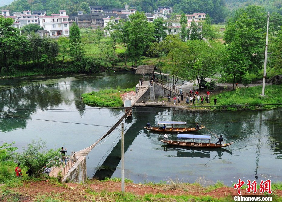 5月2日，鳳凰縣搜尋人員仍在沱江下游搜尋。