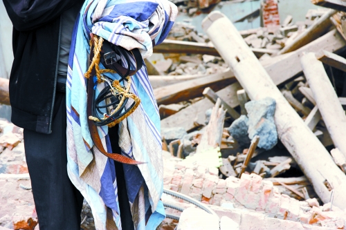 老人手中拿著曾控制住他的電線、床單