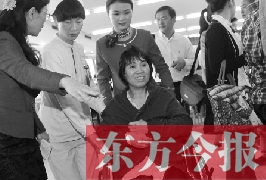 坐在輪椅上的，就是為兒子捐出肝、腎的母親潘大想