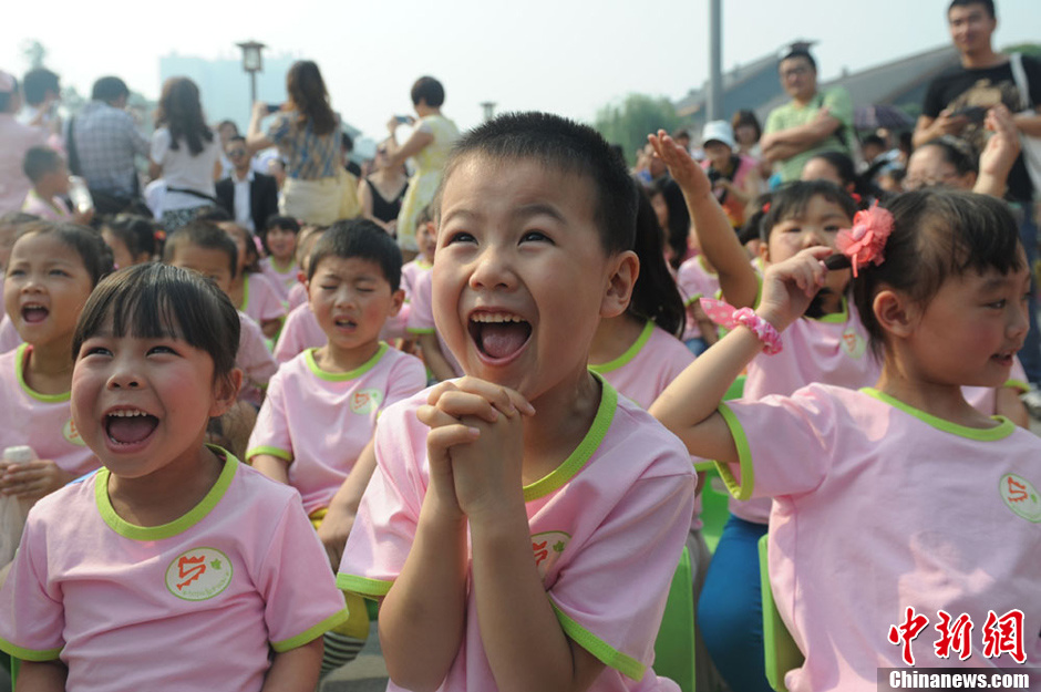 圖為參加集體生日的“地震寶寶”。張浪 攝