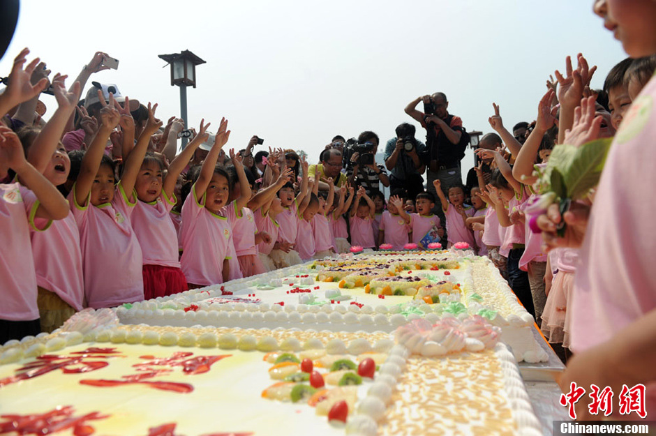 圖為孩子們準備享用生日蛋糕。張浪 攝