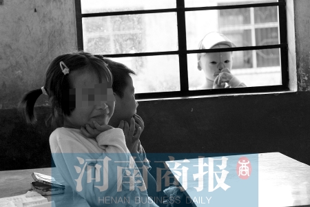 她不止一次說(shuō)想去上學(xué)，而更多的時(shí)候，她是站在教室外面，眼巴巴地看著里面的小朋友