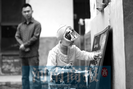 右手受傷了，她用左手在家里的小黑板上練習(xí)寫(xiě)字