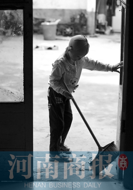 她很懂事，經(jīng)常幫助爸爸媽媽打掃衛(wèi)生