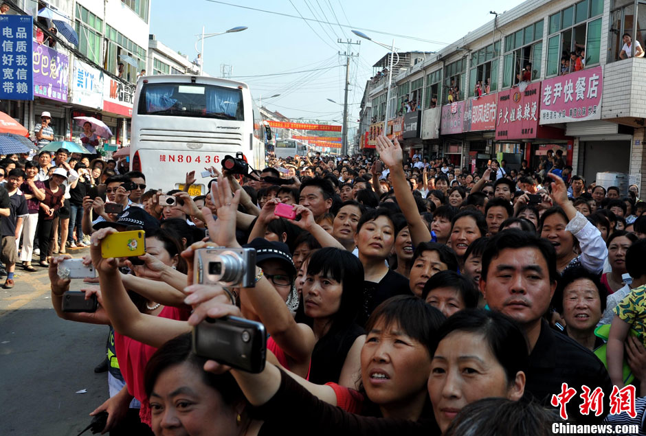 6月5日，一年一度的毛坦廠鎮(zhèn)“送考節(jié)”到來，70輛大巴車護(hù)送毛坦廠中學(xué)萬名考生安全赴考。