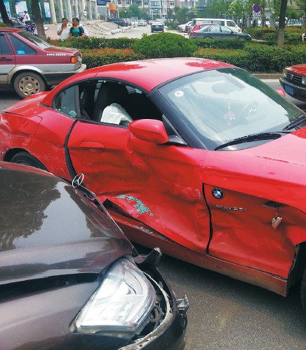 寶馬車門完全變形。