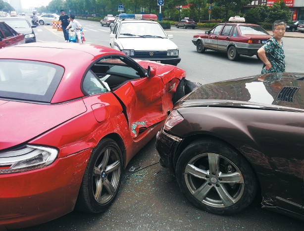 兩部價值百萬左右的豪車在碰撞中損傷嚴重。謝德勝 記者金學永/攝