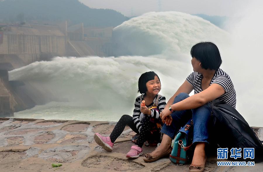 　6月22日，兩位游客在黃河小浪底景區(qū)內歇息。