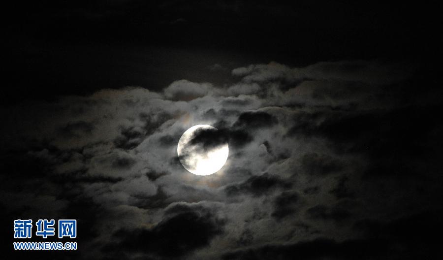 6月23日晚，一輪圓月高懸在海南省?？谑猩峡铡? width=