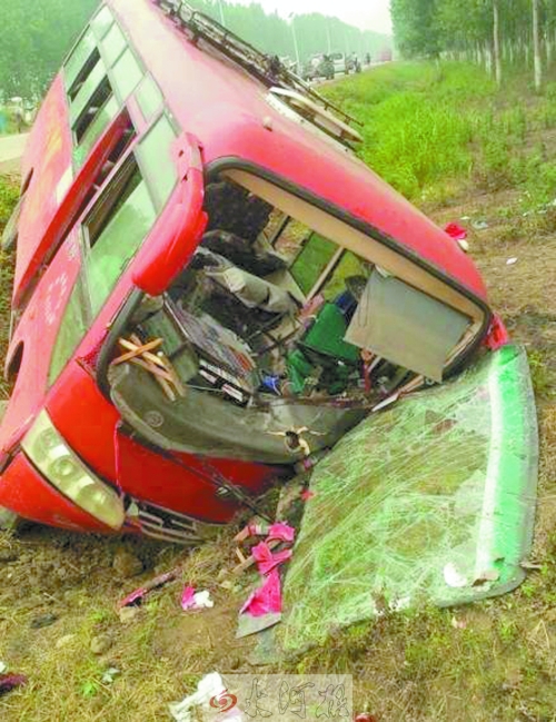 　扎進(jìn)溝里的中巴車，擋風(fēng)玻璃碎了一地。