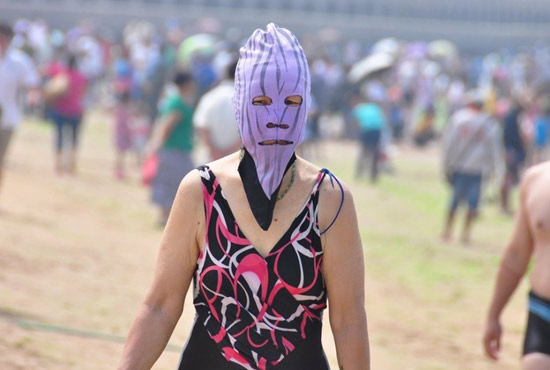 2013年7月3日，山東青島青島高溫來襲，“青島大媽”不懼滸苔，戴著“強(qiáng)盜面具”出現(xiàn)在海水浴場消暑降