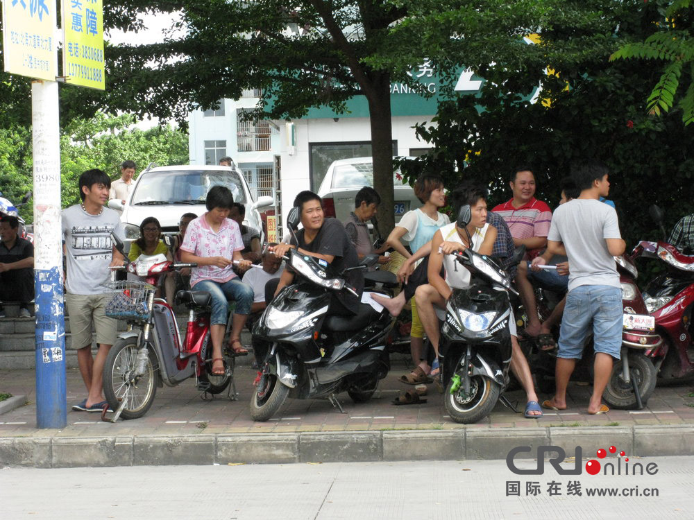 2013年07月10日，廣西壯族自治區(qū)北海市，依然有很多外地人聽信謠言不肯離去。圖片來源：飛影/CF