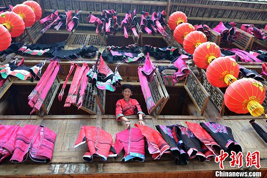 圖為紅瑤姑娘把紅衣晾曬出來。中新社發(fā) 韋吉陽 攝