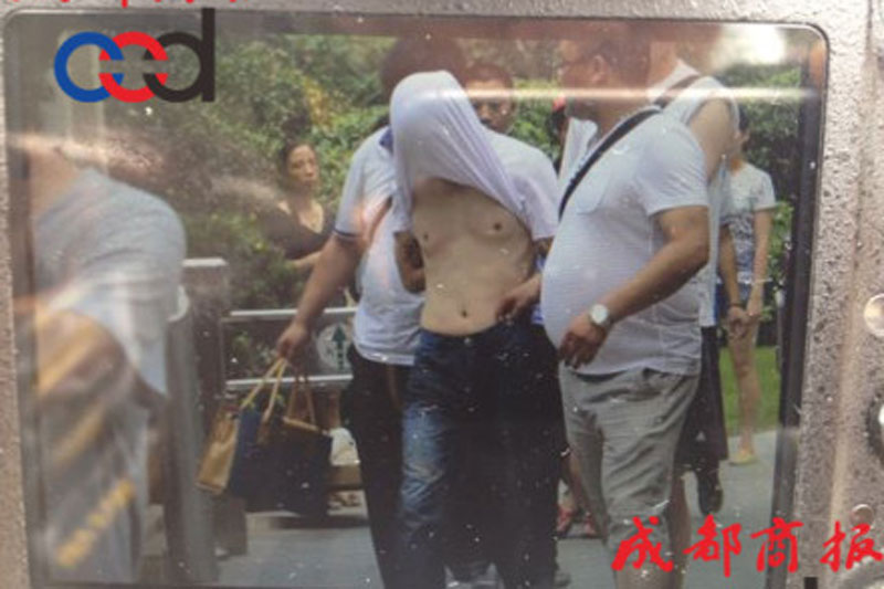 圖為事發(fā)現(xiàn)場，嫌疑人被警方控制。