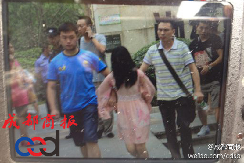 圖為事發(fā)現(xiàn)場，嫌疑人被警方控制。