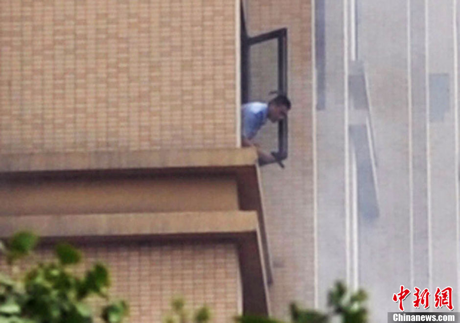 7月31日，成都成華區(qū)二十四城小區(qū)發(fā)生警匪槍戰(zhàn)。