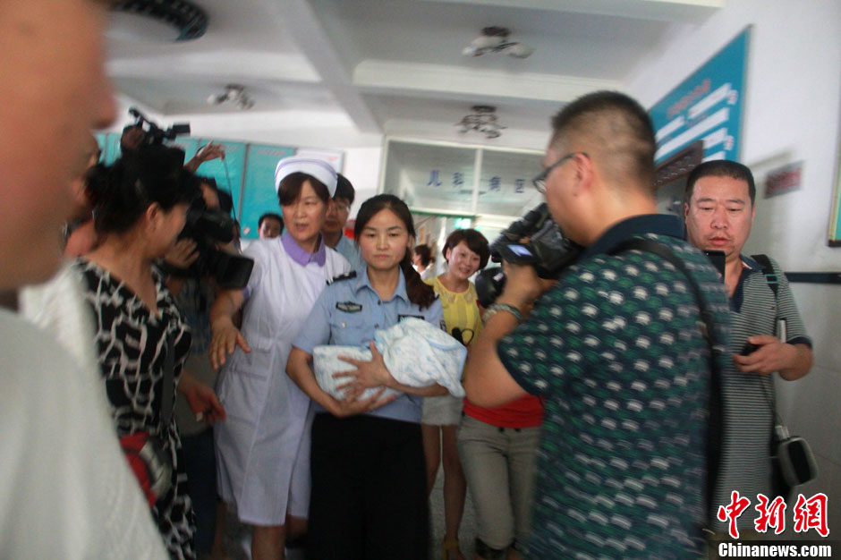 圖為當?shù)孛窬瘧驯Й@救嬰兒進入富平婦幼保健院。張一辰 攝