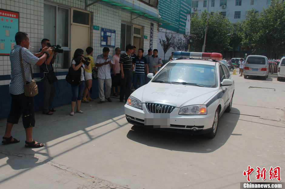 圖為護送獲救嬰兒的警察駛?cè)敫黄娇h婦幼保健院。張一辰 攝