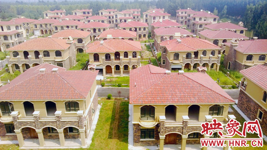 這里的別墅共計(jì)30多棟，有兩層的，也有三層的，主體、裝修都已經(jīng)完工