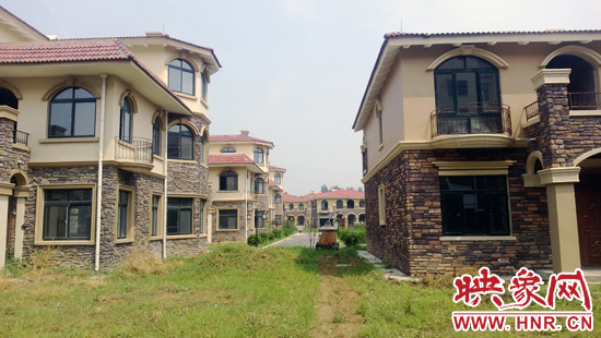 圖為別墅群內(nèi)正在進(jìn)行最后的鋪路、綠化