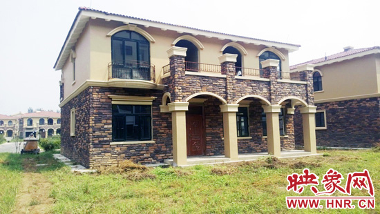 這里的別墅有兩層的，也有三層的，主體、裝修都已經(jīng)完工