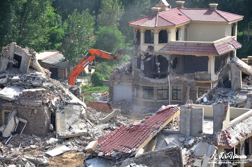 2013年8月18日，在黃河南岸鄭州市惠濟區(qū)花園口鎮(zhèn)申莊村，違規(guī)修建的別墅正在被拆除。張濤/東方IC