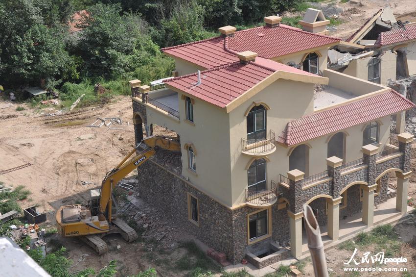 2013年8月18日，在黃河南岸鄭州市惠濟區(qū)花園口鎮(zhèn)申莊村，違規(guī)修建的別墅正在被拆除。張濤/東方IC