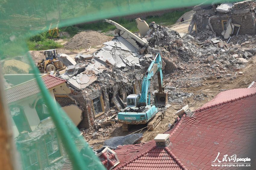 2013年8月18日，在黃河南岸鄭州市惠濟區(qū)花園口鎮(zhèn)申莊村，違規(guī)修建的別墅正在被拆除。張濤/東方IC
