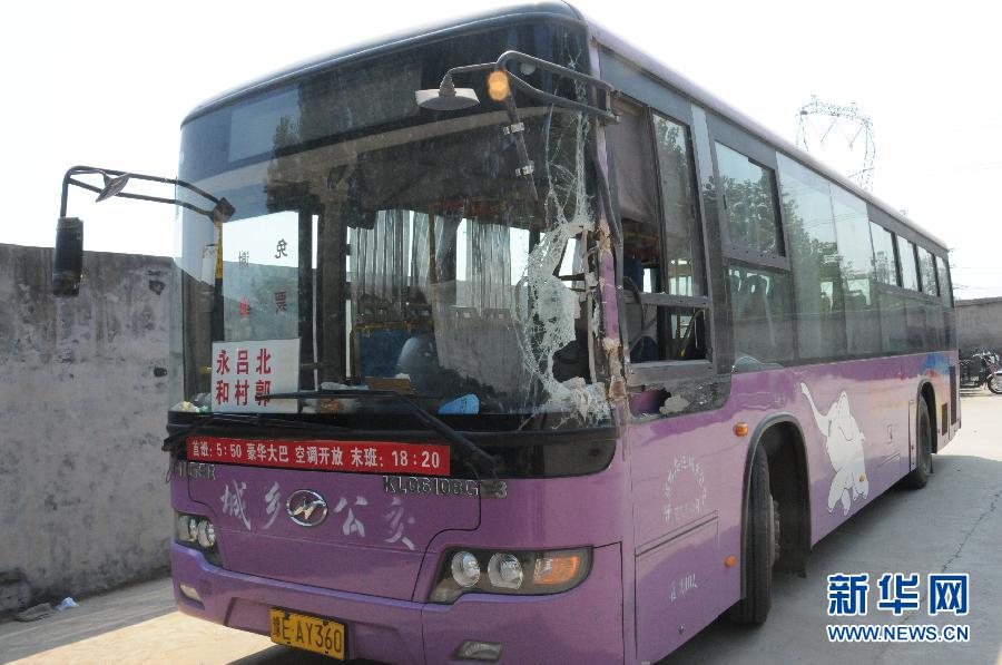 事發(fā)公交車左前方的擋風(fēng)玻璃破了一個(gè)大洞（8月20日攝）。
