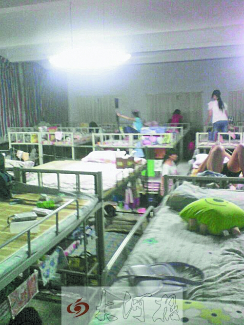 住在電教室里的女生們，擁擠不堪。