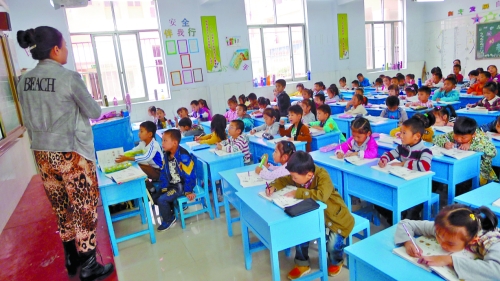 有的課桌直抵講臺，學(xué)生眼睛離黑板非常近。