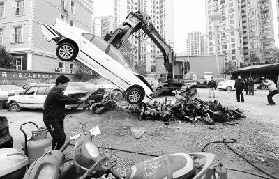  一輛走私寶馬轎車被銷毀。 記者金振強 攝